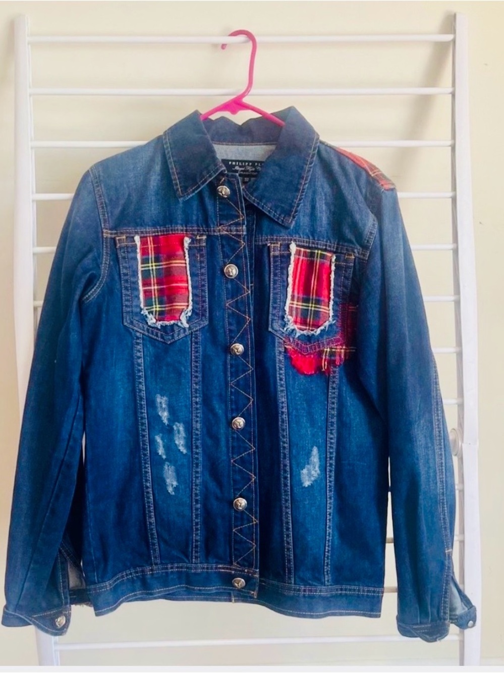 Men’s Blue Denim Jacket with Red Plaid Accents – Casual Streetwear Layering Jack